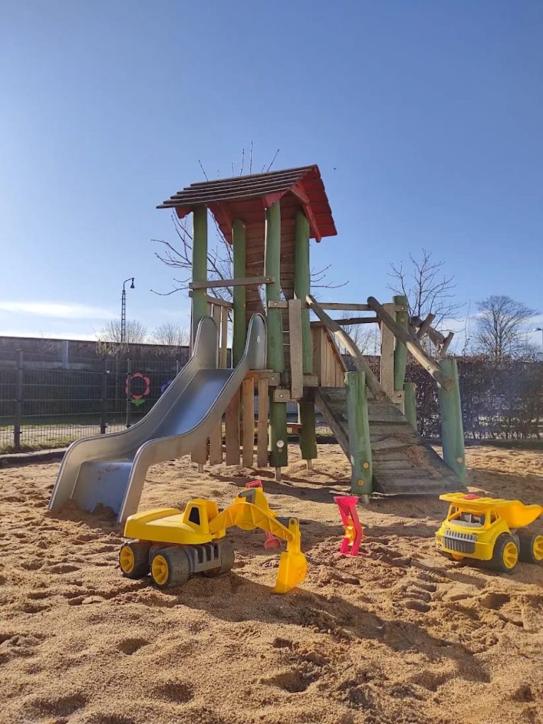 Klettergerüst und altersgerechte Sandspielzeuge