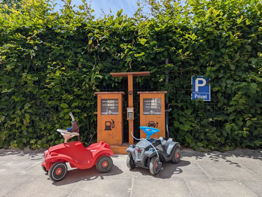 Großer Fuhrpark mit Tank-, Lade- und Parkmöglichkeiten